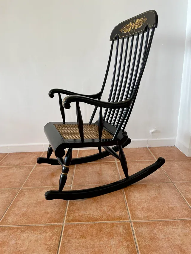 Mecedora Windsor/Boston Negra con Detalles Dorados