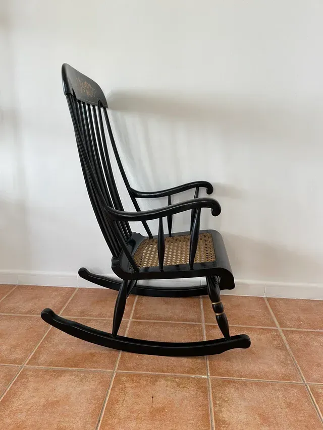 Mecedora Windsor/Boston Negra con Detalles Dorados