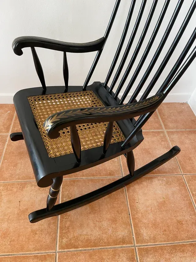 Mecedora Windsor/Boston Negra con Detalles Dorados