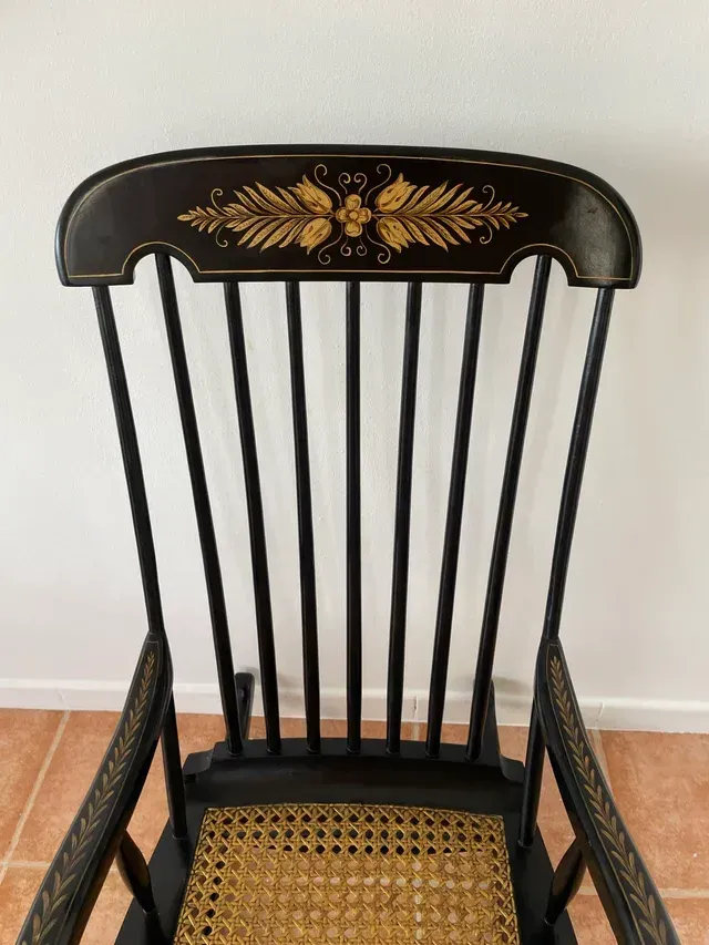 Mecedora Windsor/Boston Negra con Detalles Dorados