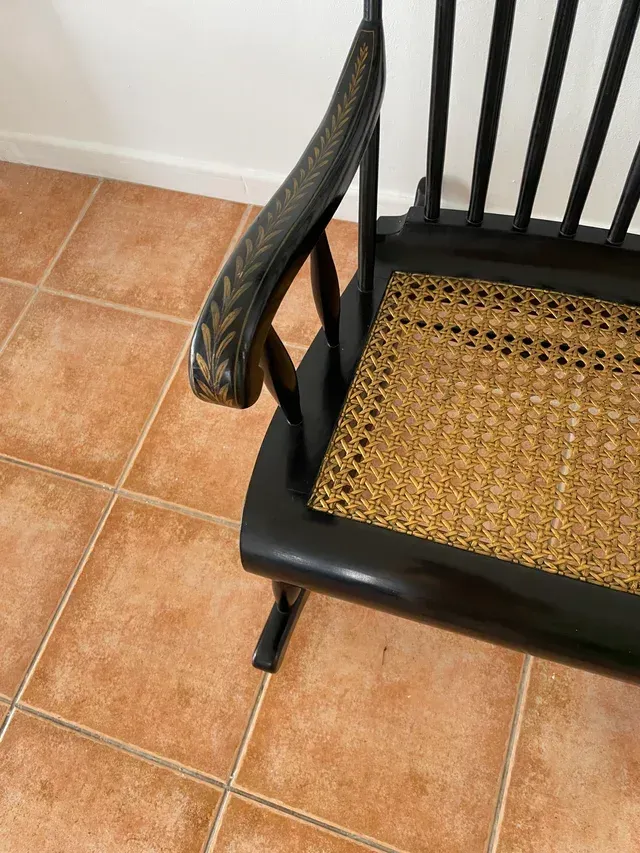 Mecedora Windsor/Boston Negra con Detalles Dorados