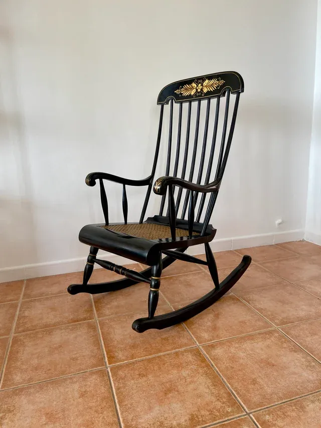 Mecedora Windsor/Boston Negra con Detalles Dorados