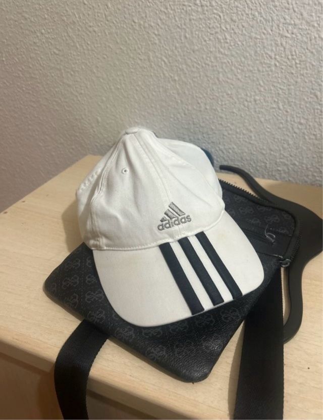 Gorra Adidas Blanca y Negra