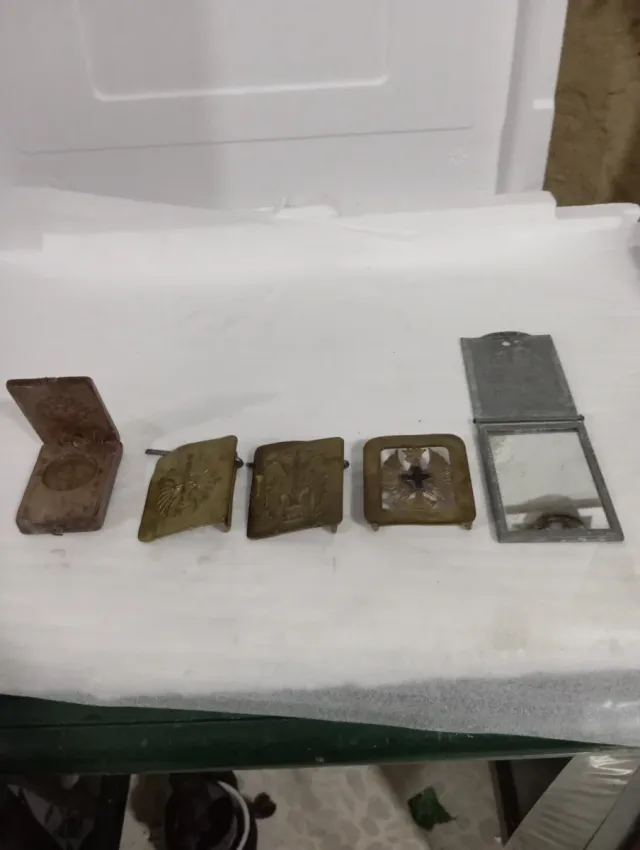 Bussola antica e 3 fibbie militari