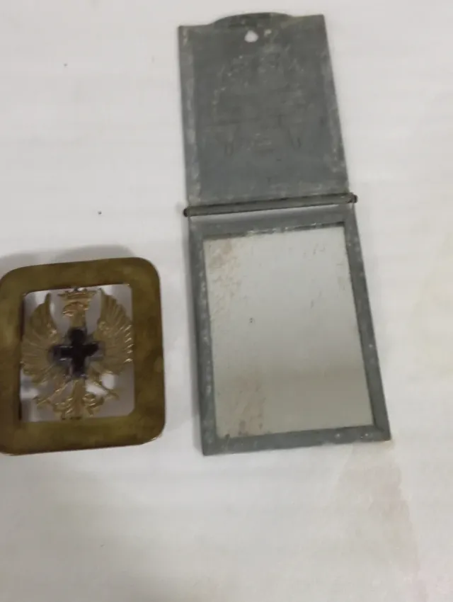 Bussola antica e 3 fibbie militari