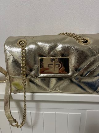 Bolso dorado mujer.