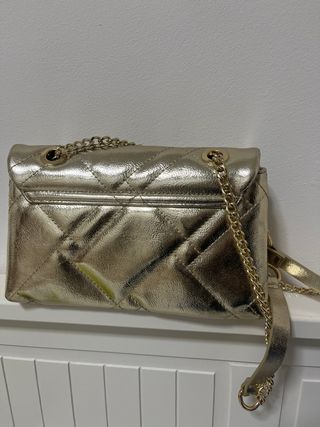 Bolso dorado mujer.