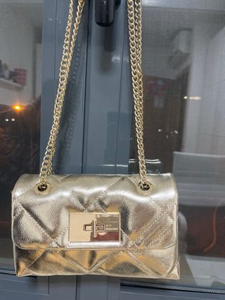 Bolso dorado mujer.