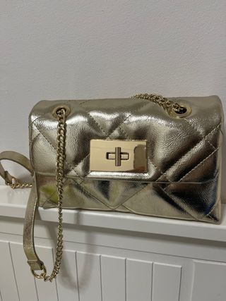Bolso dorado mujer.