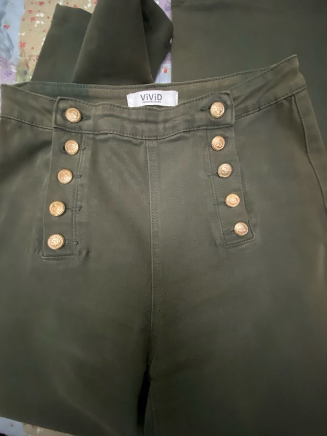 Pantalón VIVID verde con botones dorados