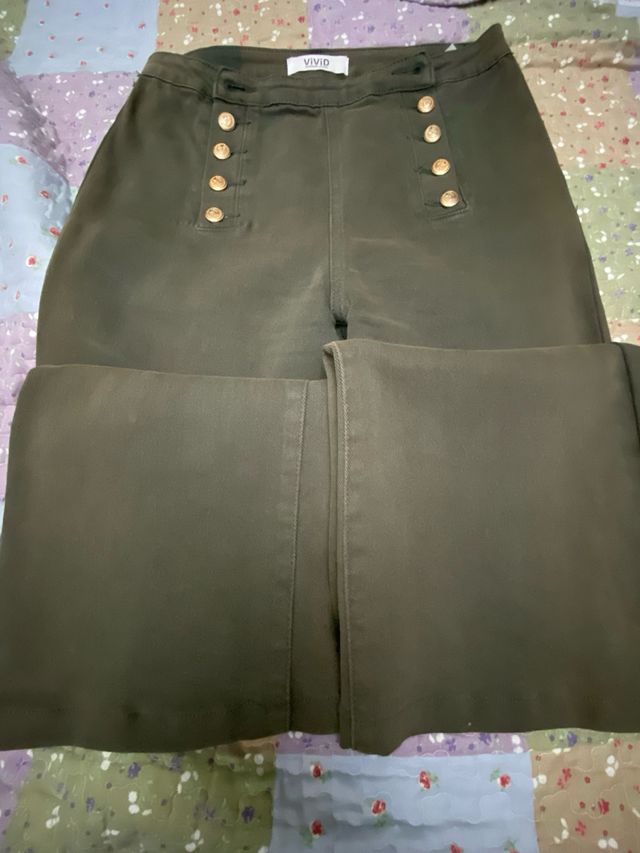 Pantalón VIVID verde con botones dorados