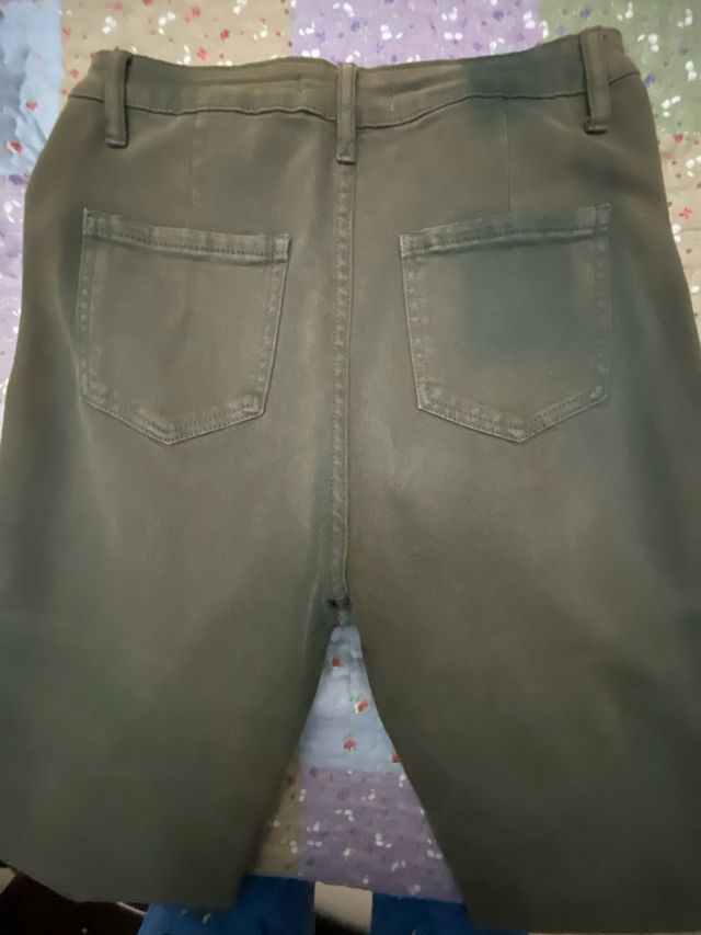 Pantalón VIVID verde con botones dorados