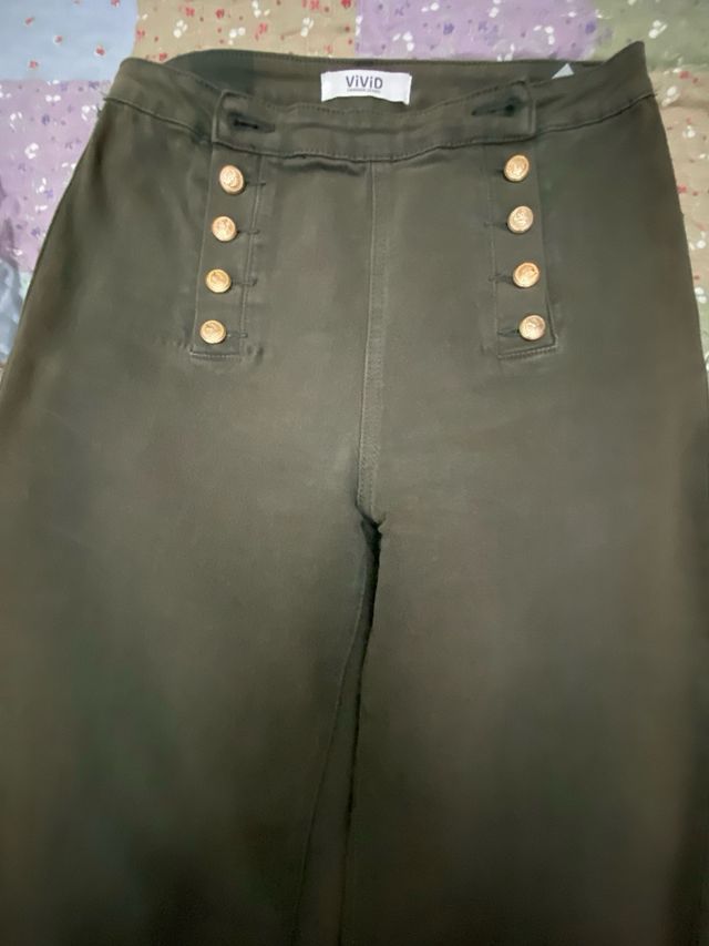 Pantalón VIVID verde con botones dorados