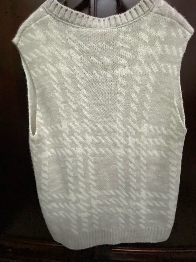 Chaleco de lana beige y gris