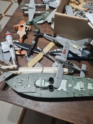 Maquetas de aviones y barco por completar.