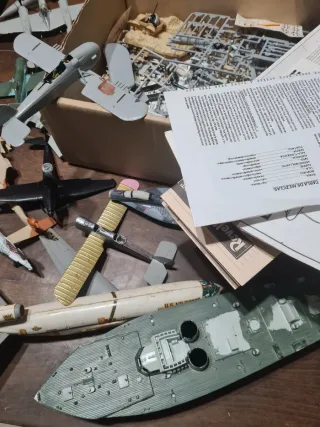Maquetas de aviones y barco por completar.