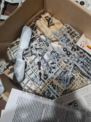 Maquetas de aviones y barco por completar.