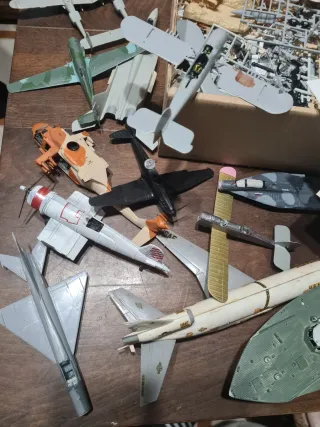 Maquetas de aviones y barco por completar.