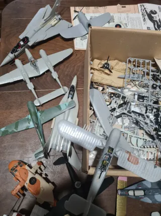 Maquetas de aviones y barco por completar.