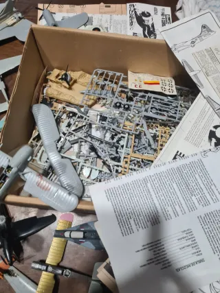 Maquetas de aviones y barco por completar.