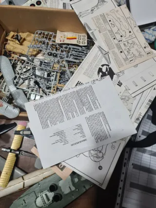 Maquetas de aviones y barco por completar.