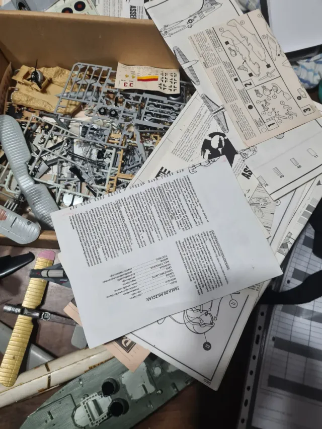 Maquetas de aviones y barco por completar.