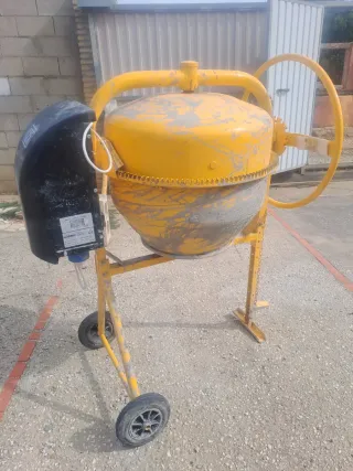Hormigonera amarilla con ruedas