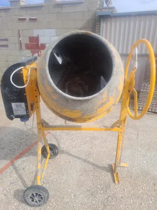 Hormigonera amarilla con ruedas