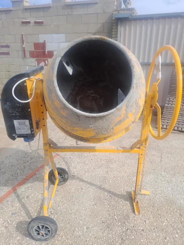 Hormigonera amarilla con ruedas