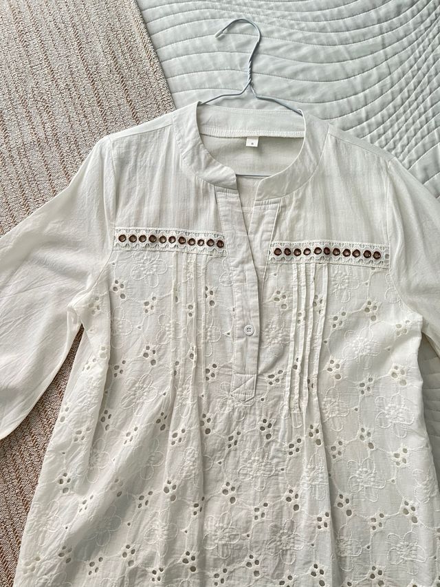 Blusa blanca bordada mujer.