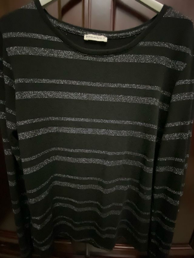 Jersey negro con rayas plateadas