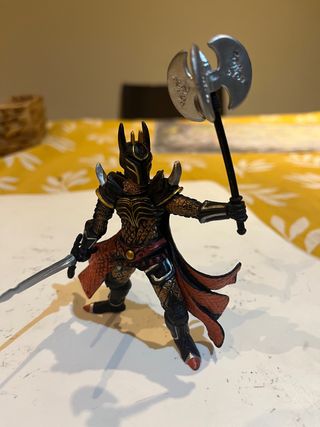 Figura Guerrero Negro con Hacha y Espada