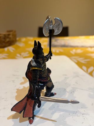 Figura Guerrero Negro con Hacha y Espada