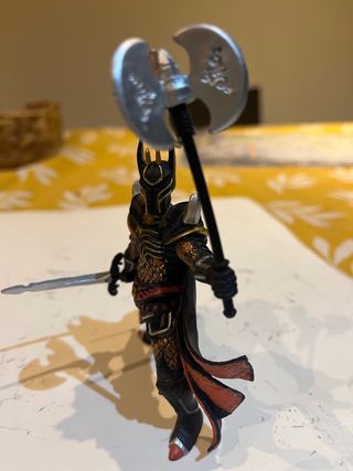 Figura Guerrero Negro con Hacha y Espada