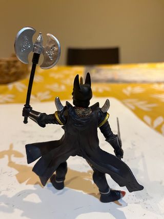 Figura Guerrero Negro con Hacha y Espada