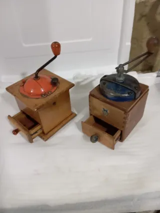 2 Molinillos de café antiguos