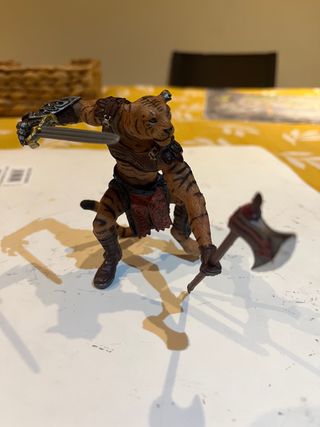 Figura Tigre Guerrero con Hacha y Espada