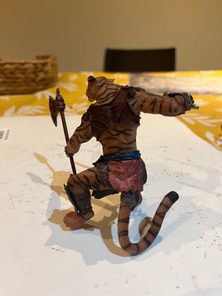 Figura Tigre Guerrero con Hacha y Espada