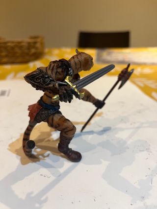 Figura Tigre Guerrero con Hacha y Espada