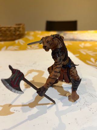 Figura Tigre Guerrero con Hacha y Espada