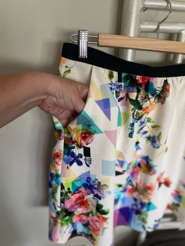 Falda estampada floral geométrica