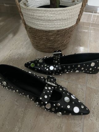 Zapatos negros con tachuelas y hebilla
