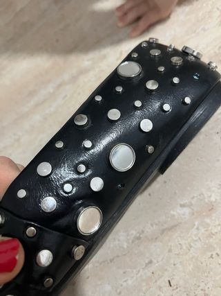 Zapatos negros con tachuelas y hebilla