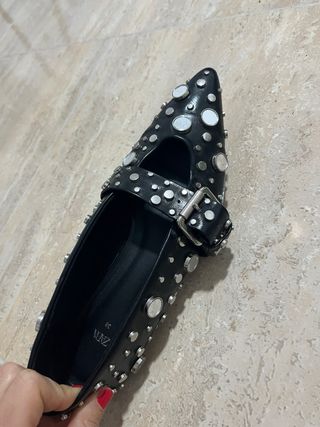 Zapatos negros con tachuelas y hebilla