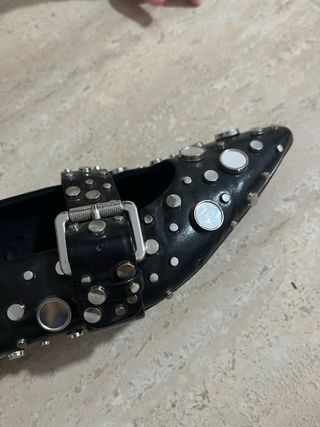 Zapatos negros con tachuelas y hebilla