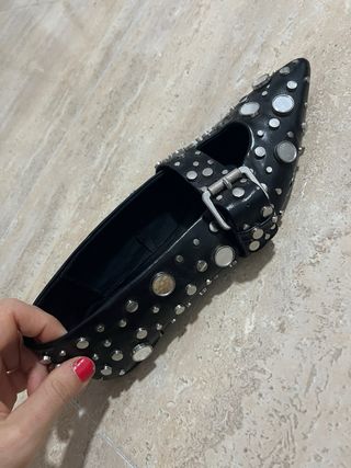 Zapatos negros con tachuelas y hebilla