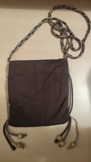 Bolso marrón con cordón y abalorios