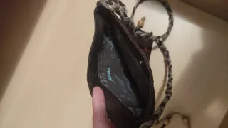 Bolso marrón con cordón y abalorios