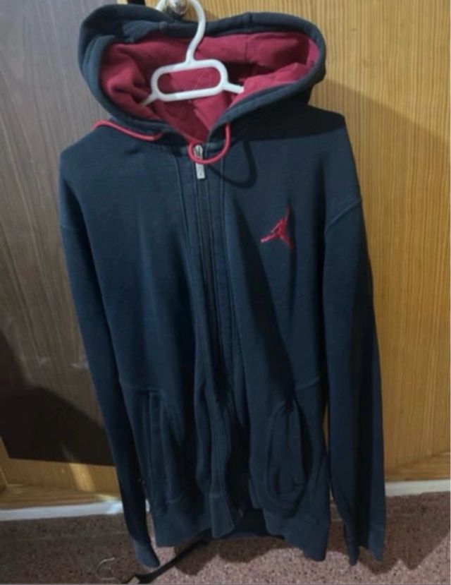 Chaqueta Jordan Negra y Roja Cremallera
