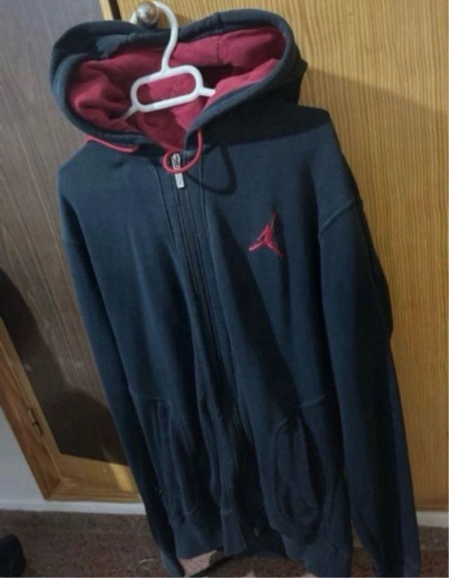 Chaqueta Jordan Negra y Roja Cremallera